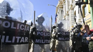 Militares na porta do palácio presidencial: tentativa de golpe teria partido do general Zúñiga, destituído do cargo de comandante do Exército há poucos dias