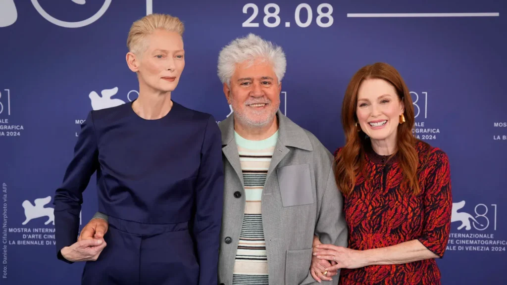 Almodóvar entre Tilda Swinton e Julianne Moore, em coletiva de imprensa sobre seu filme no Festival de Veneza